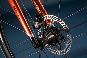 Viel Carbon, edle Lackierung: Campagnolo Super Record WRL und Ramato.