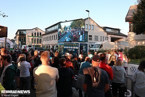 Zuschauerfreundliche Live-Übertragung von der Strecke im Zielbereich.