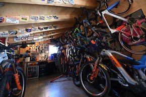 Wenn der Vater in der Bikebranche arbeitet und jedes Familienmitglied Rad fährt, dann sammeln sich in einem Vier-Personen-Haushalt so einige Bikes