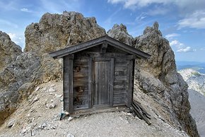 Knapp unter dem Gipfel steht diese unbewirtschaftete Hütte