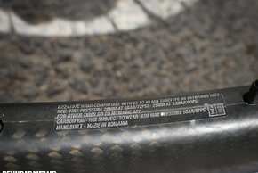 Die Mavic Carbon-Felge im Test war nur bis 5,5 bar mit 25 mm-Reifen frei gegeben. Hintergrund: Im schlauchlosen Betrieb wirken höhere Kräfte auf die Felge als mit Schlauch.