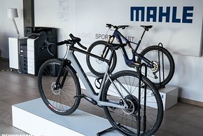 Gleich im Eingangsbereich empfangen uns Bikes mit aktuellen Mahle-Motoren.