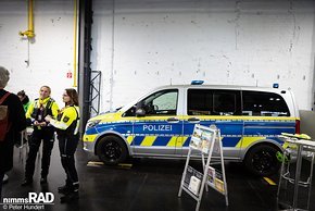 Preisfrage: Wer stellt ein Auto auf eine Fahrradmesse? Die Deutsche Polizei. So richtig überrascht sind wir nicht!