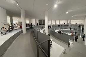 Die Ausstellung "Das Fahrrad. Kultobjekt. Designobjekt." in der Pinakothek der Moderne, München, läuft noch bis zum 24. September 2024.