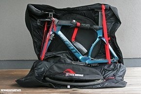 Unser Triathlon-Testrad passt komplett montiert in die Scicon Tasche.