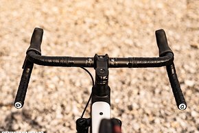 Das Cockpit ist für ein Gravel Bike dieses Typs an den Hoods schmal.