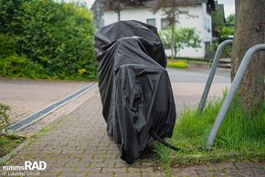 Die DS Covers Cargo 2W Lastenrad-Abdeckung ist eine robuste und sichere Variante, sein Cargobike dauerhaft draußen abzustellen.