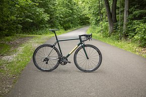 MyCorsa Custom-Roadbike mit Felgenbremse – erkennbar an dem naturbelassenen Hinterbau