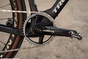 Die SRAM Force Carbon-Kurbel ist mit 42 Zähnen auf lange Gänge ausgelegt.