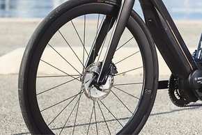 Scheibenbremsen mit 160 mm Scheiben vorne und hinten – Carbon-Laufräder nur am Top-Modell 28.7