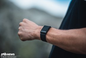 Das Whoop 4.0 Fitness-Armband misst verschiedene Parameter deines Herz-Kreislauf-Systems und gibt dir auf dieser Basis Empfehlungen für Training, Schlaf und Erholung.