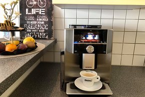 Lisa nutzt einen Kaffeevollautomaten, der einfach alles kann