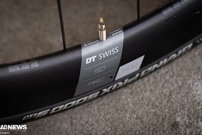 Die DT Swiss ARC 1400 Laufräder sind in diesem Vergleich am konsequentesten auf Aerodynamik getrimmt.