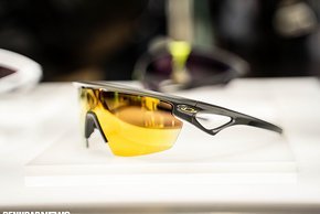 Oakley Sphaera mit goldener Scheibe.