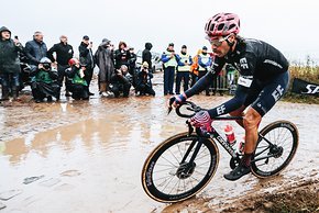 Mitch Docker mit der POC Elicit Clarity bei Paris-Roubaix 2021.