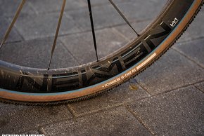 …mit Carbonspeichen sind Schwalbe G-One RS in der Pro-Version montiert.