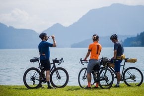 Am Walchensee verschnaufen wir kurz und genießen die Aussicht.