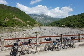 Praktisch alle Flüsse im Süden Albaniens fließen noch wild und unbegradigt und nehmen den gesamten Talgrund ein - so wie hier im Devoll-Tal.