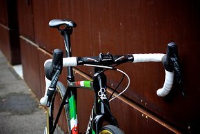 ... und dem passenden Lenker – weißes Lenkerband am Crosser ist ein Bekenntnis zur Bike-Pflege.