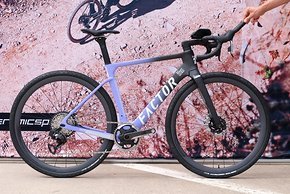 Da der Gravel-Radsport immer kompetitiver wird, sind aerodynamische Vorteile immer wichtiger. Factor ist eine der zahlreichen Marken, die aerodynamische Gravel-Bikes auf den Markt bringen