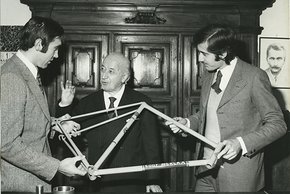Eddy Merckx (links mit Angelo Luigi und Antonio Colombo) fuhr und baute Rennräder mit...