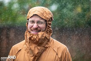 Kein Auge trocken: Beim Regenbekleidungs-Test hat die Redaktion wirklich alles gegeben!