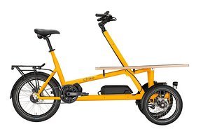 In der Kölner Nachbarschaft von Muli Cycles sitzen Chike und bauen flinke, vielseitige Lasten-Dreiräder.