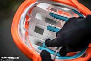 Der Sitz des Nackenbandes kann über Versetzen der Riemen in der Helmschale eingestellt werden