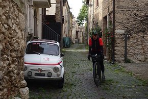 In den schmalen italienischen Dorfgassen trifft man auf Autos in Kleinstausgabe.