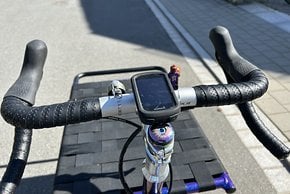 Das aufgeräumte Cockpit ist mit einem Garmin ausgestattet