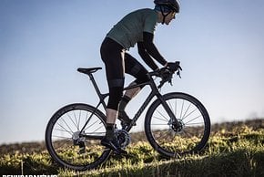 Mit einem Gewicht von 6,6 kg ist das Giant TCR Advanced SL Disc  2021 ein Rad für Kletterer – und dank verbesserter Aerodynamik noch vielseitiger