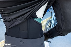 Bonus bei der Trägerhose sind die zwei Rückentaschen für Wertgegenstände, die seitlich der Wirbelsäule angebracht sind.