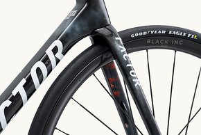 Der neue Black Inc 28/33 Rennrad-Laufradsatz bringt lediglich 1.146 Gramm auf die Waage.