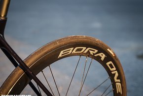 Die Bora One-Laufräder sind zwar nicht die leichtesten, wirken durch die hohe Steifigkeit aber dennoch dynamisch