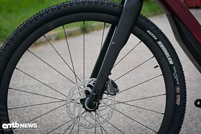 Die auf den hauseigenen Laufrädern montierten Maxxis Rambler Reifen sollen für den nötigen Halt auch auf losem Boden sorgen