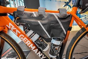 Die neue SKS Explorer EXP.-Serie umfasst drei Bikepacking-Taschen für Sattel, Lenker und Rahmen.