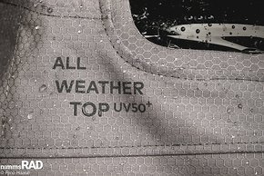 Das All-Weather-Top ist wind- sowie wasserabweisend und hält UV-Strahlung mit dem Faktor UV50+ ab.