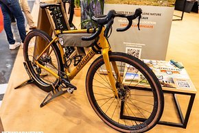 Dieses Gravel Bike macht Werbung für den ersten Anbieter von Gravel Bike Reisen aus den Niederlanden.