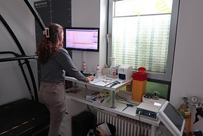 Sportwissenschaftlerin Ronja Klees von iQ Athletik in Frankfurt am Main führt den Test durch.