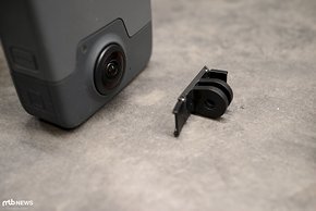 Durch diesen kleinen Adapter ist die klassische GoPro-Aufnahme am Gehäuse fixiert