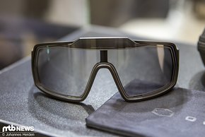 Die Out of Bot 2 Brille reagiert blitzschnell auf die Lichtverhältnisse und dunkelt ab oder hellt auf