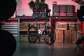 Das Tudor Profi-Bike entspricht in seiner Ausstattung dem für März angekündigten Teammachine R 01 LTD – dieses soll 14.999 € (UVP) kosten.