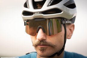 Mit Rennrad-Helmen mit geradem Abschluss an der Stirn harmonierte die Brille gut.