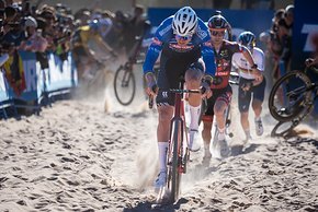 Mathieu van der Poel knallt mit schierer Kraft durch den Sand
