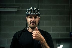 Redakteur Mitch ist Ready4Shreddy und gespannt auf den Blick hinter die Kulissen der italienischen Helm-Spezialisten aus Talamona.