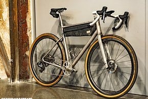 Van Woid stellte das Allroad-Rennrad TAR#4  Hunter aus