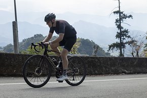 Das geringe Rahmengewicht, die Steifigkeit und die leichtfüßige Beschleunigung der Laufräder sind am Berg ein Gamechanger.