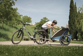 Multifunktional durch Zubehör und Anbaulösungen: Natürlich kann man mit dem Kemen auch einen Kinderanhänger ziehen.