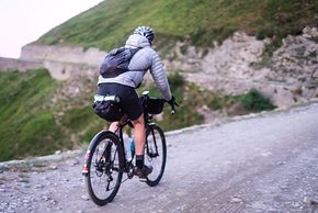 James kämpft sich bergauf durch den Schotter auf der strada dell'Assietta