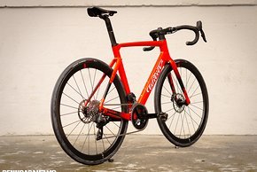 Farbe und Lackdesign des Wilier Cento10 SL versprühen einen Hauch „Ferrari“.